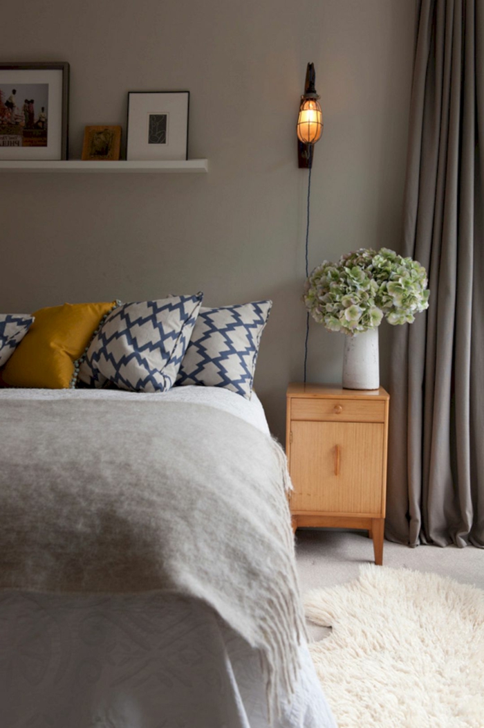 dormitorios modernos, decoración de un dormitorio simple en colores naturales, decoración de flores, alfombra peluda