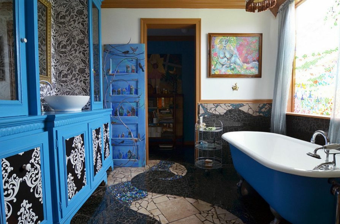 baños modernos, idea en estilo ecléctico en azul y negro, decoración en diferentes estilos, bañera moderna en azul 