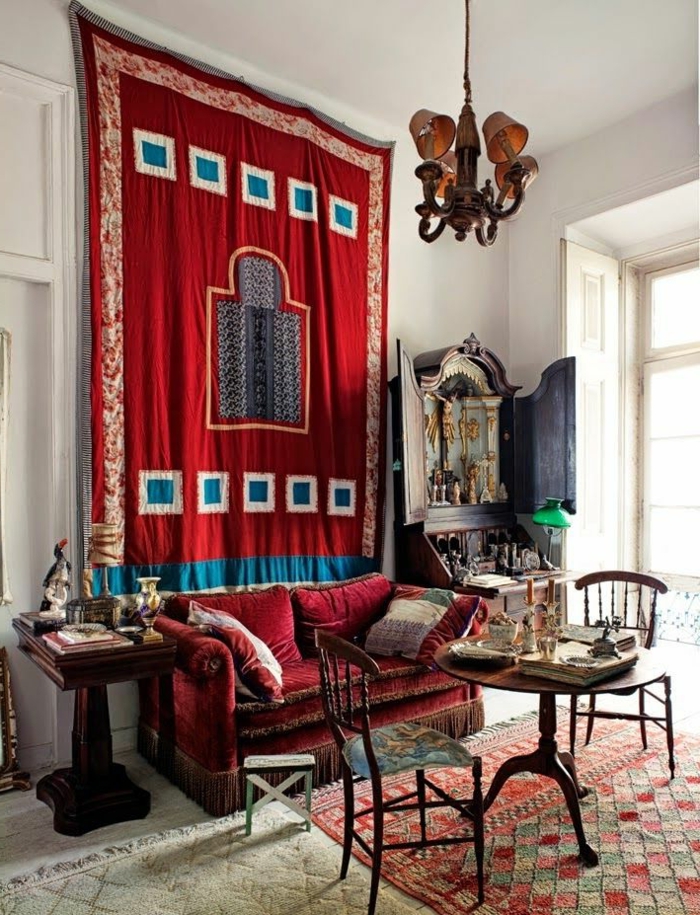 muebles salon, interior en estilo oriental, alfombra roja con ornamentos en la pared, muebles de madera vintage