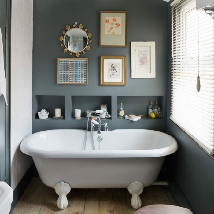 decoracion de baños, bonita idea de baño ecléctico, combinación de gris y blanco, suelo de madera
