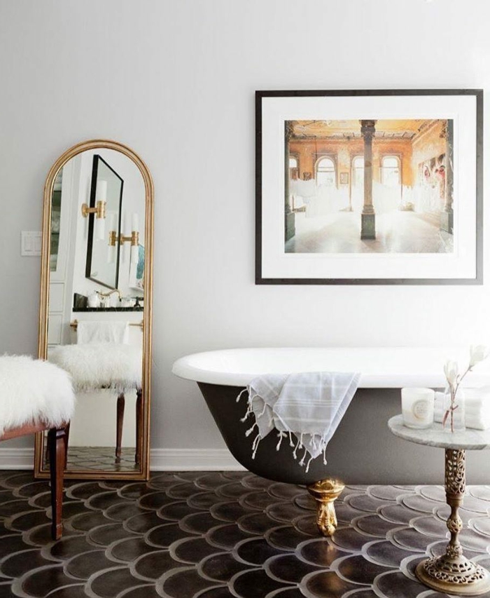 marcos vintage, baño lujoso con bañera y espejo con marco dorado, foto de color grande, palacio antiguo