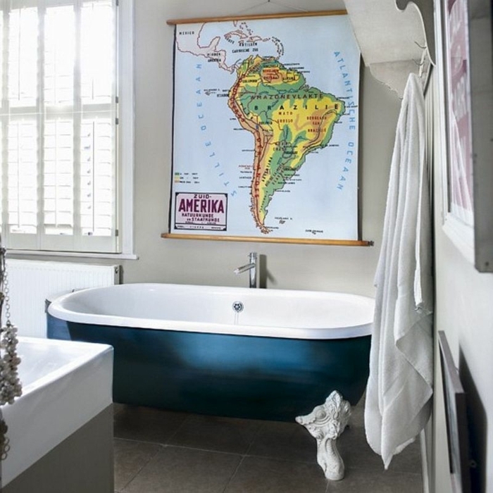 decoracion baños, idea moderna de baño elcléctico decorado en estilo contemporáneo con bañera vintage, mapa decorativa en la pared