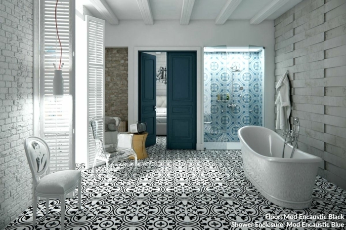 decoracion baños, baño grande con mezcla de diferentes patrones, suelo en blanco y negro, bañerta moderna