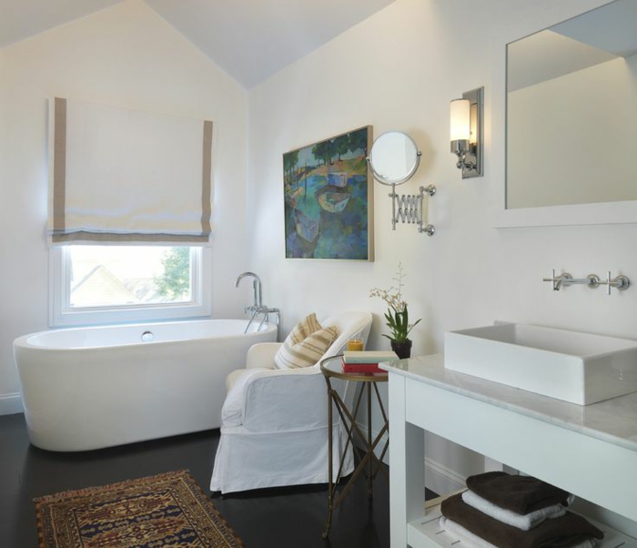 decoracion baños, baño en blanco con alfombra vintage, decoración moderna y pintura en la pared