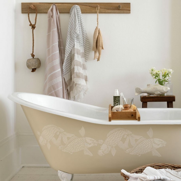 decoracion baños, bonita decoración para un baño en estilo bohemio, elementos de madera, bañera moderna