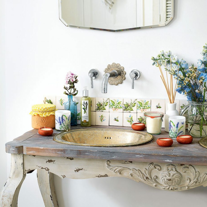 decoracion baños, idea original para decorar el baño, mueble auxiliar de madera con efecto desgastado, mucha decoración de flores, espejo vintage