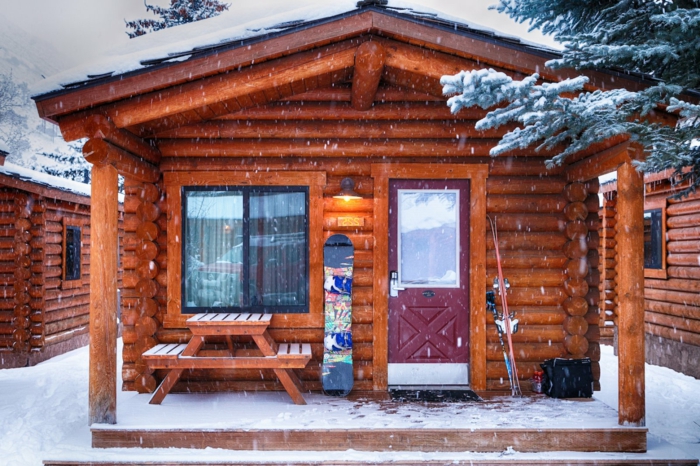 cabañas rurales, propuesta acogedora, cabaña pequeña hecha de leña, banco con mesa en la veranda, paisaje invernal