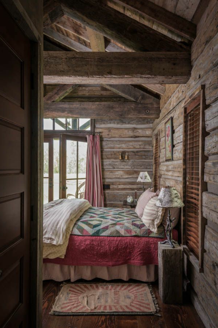 cabañas rurales, dormitorio encantador hecho de madera, cama doble, techo con grande vigas de madera