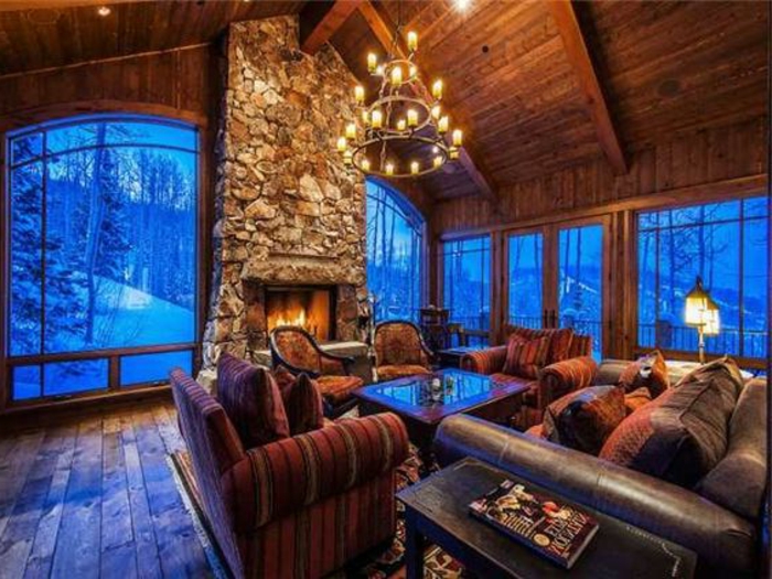casitas de madera, grande salón en estilo rústico con muebles vintage y grandes ventanales con vista invernal 