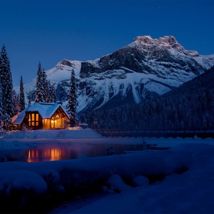 casitas de madera, pequeña choza de madera colocada en la montaña, pinos altos y lago, paisaje invernal de encanto