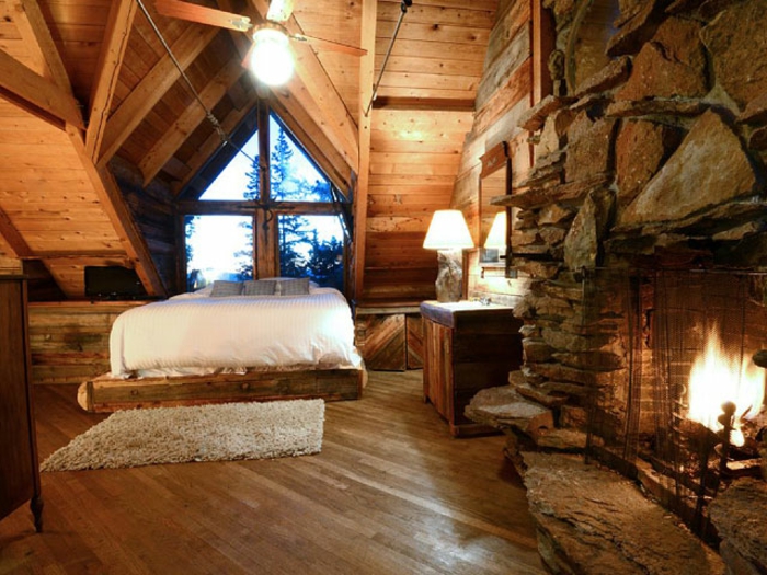 casitas de madera, interior en estilo rústico con paredes de madera y de piedra, chimenea de leña acogedora, suelo con parquet
