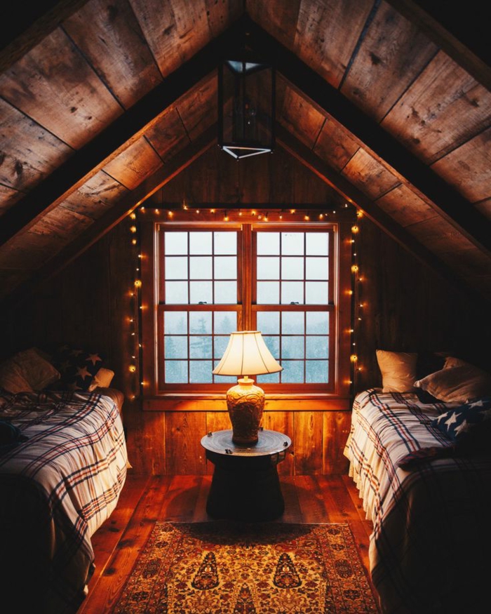 casitas de madera, dormitorio con dos camas en la buhardilla de una cabaña hecha de madera, lámparas decorativas