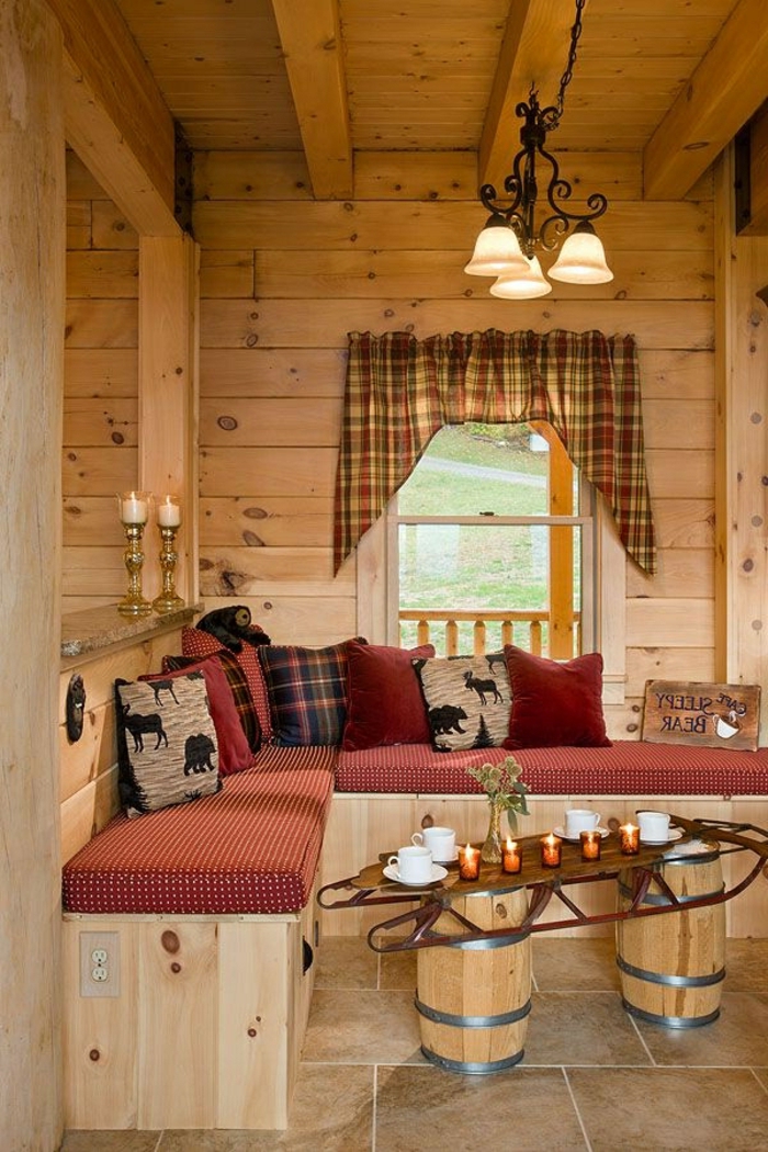 cabaña de madera, salón de madera, paredes con vigas de madera y mesa de diseño interesante, suelo con baldosas