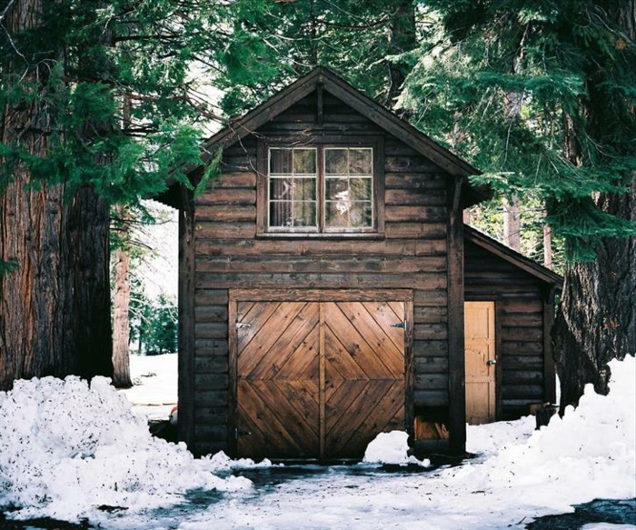 cabaña de madera, pequeña choza de madera con buhardilla, casa de campo hecha de madera colocada en el bosque