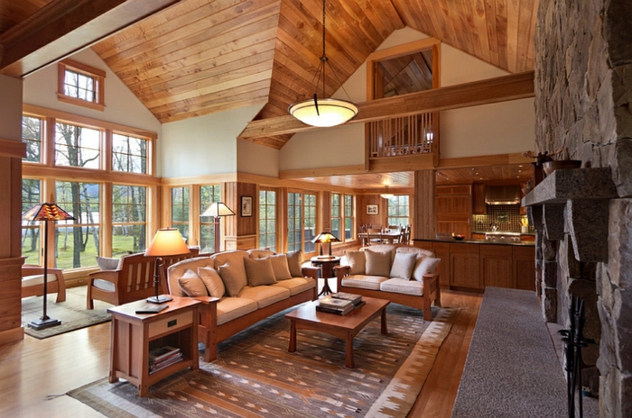 cabaña de madera, interior en estilo rústico, grande salón con techo alto tapizado de madera, ventanales de madera con vista