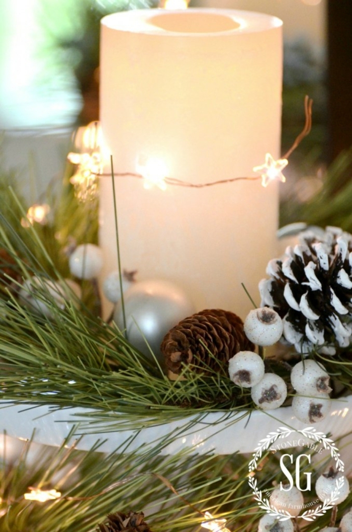 centros navideños, ideas fáciles navidad, vela decorada de estrellas con bombillas, piñas con efecto de nevado 