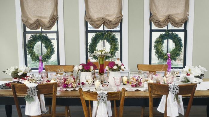 centro de mesa, ideas fáciles navidad, jarrón con flores, coronas de navidad en las ventanas, cortinas modernas en beige