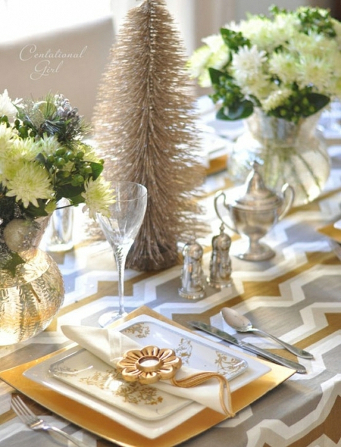 centro de mesa, decoracion con ornamentos navideños dorados y jarrones de vidrio con ramos de flores blancos 