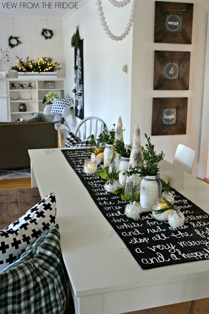 decoracion mesa navidad, mesa con cubierta en blanco y negro original, centro de mesa con jarrones decorativos