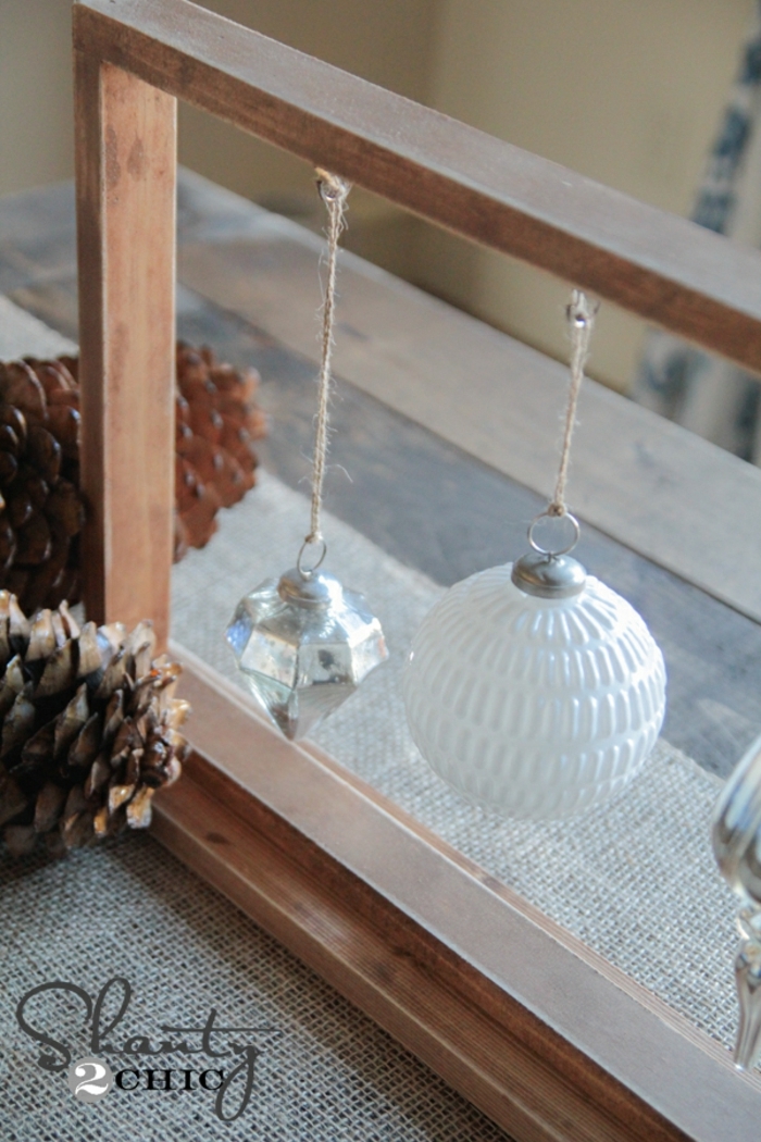 decoracion mesa navidad, decoración DIY, marco de madera masiva con adornos de navidad colgantes hechos de cristal 