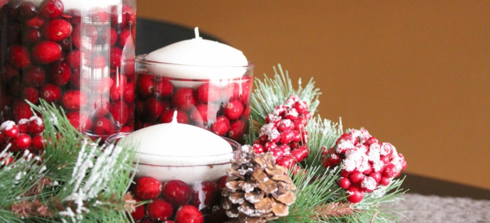 decoracion mesa navidad, propuesta con acebo, centro de mesa de jarrones llenos de acebo, piñas con efecto nevado 