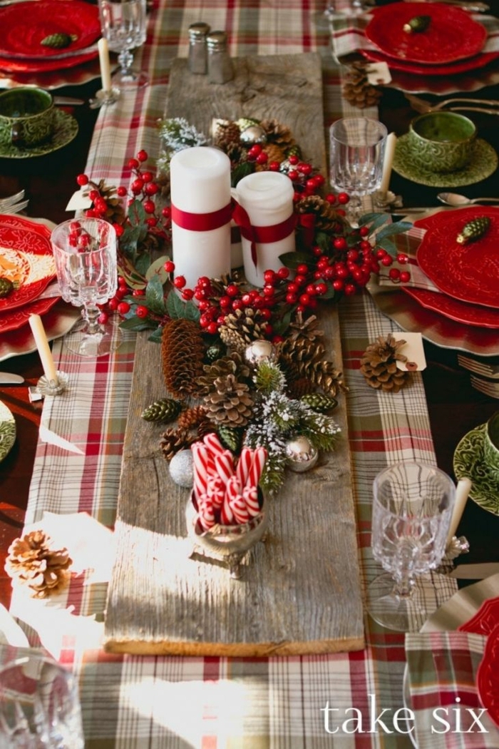 centro de mesa navideño, decoración tradicional para la mesa de navidad con elementos naturales, velas blancas con cintas rojas