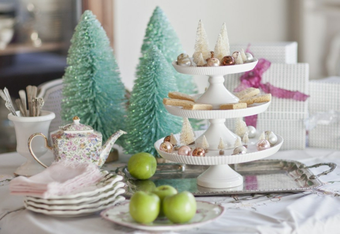 centros de mesa navideños, centro de mesa en colores pastel, pequeños dulces y decoración de pinos artificiales en verde reluciente