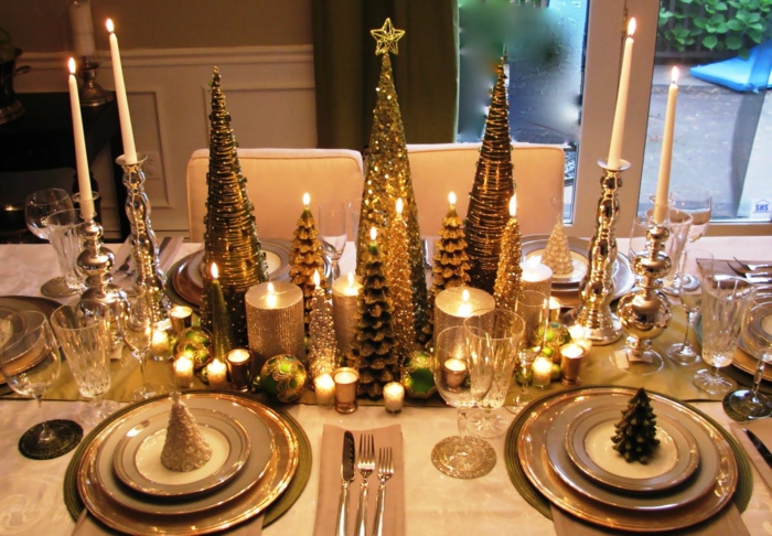 decoracion mesa navidad, centro de meso de muchos elementos decorativos en dorados, pequeñas velas, pinos artificiales con purpurina 