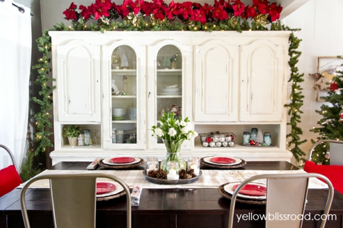 centro de mesa navideño, decoración con flores blancas, platos en rojo y estrellas de navidad, ideas para comedor en blanco 