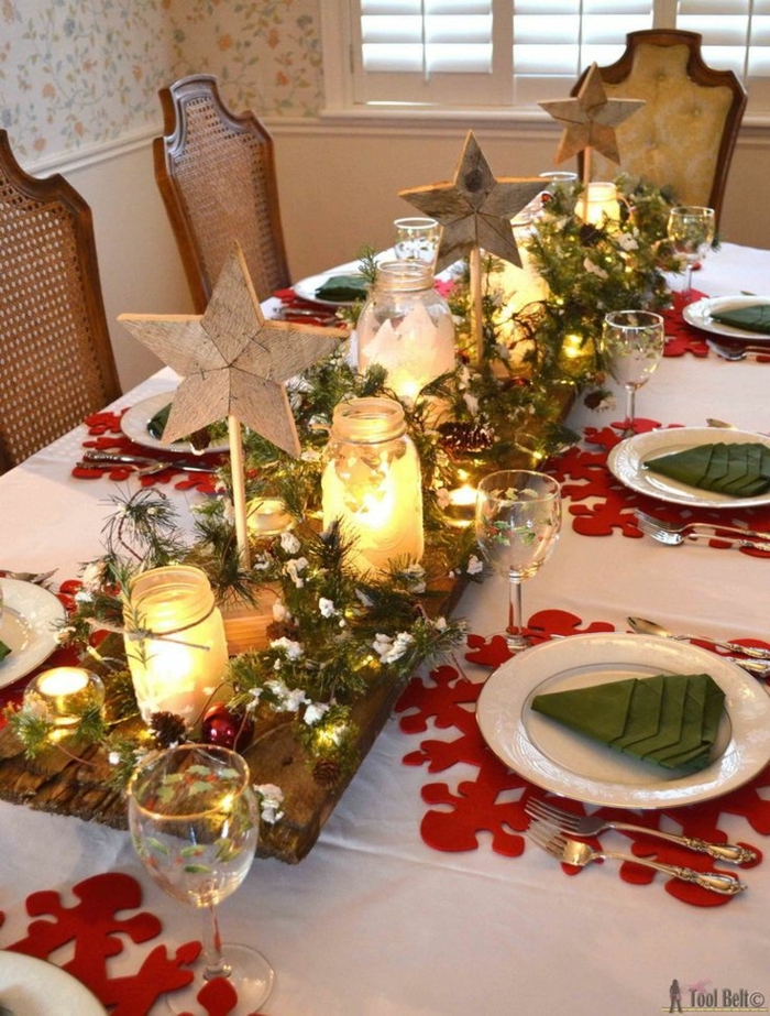 centro de mesa navideño, decoracion DIY con viga de madera, jarrones con velas y ornamentos en forma de estrellas de madera