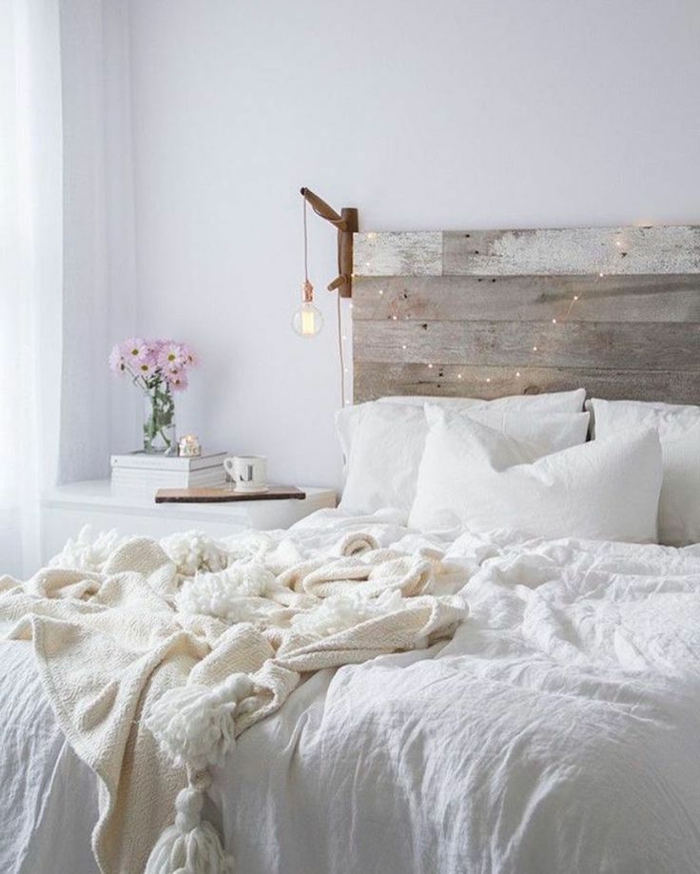 ideas para decorar una habitacion, dormitorio en blanco con cabecero original de vigas de madera y cortinas de visillo 