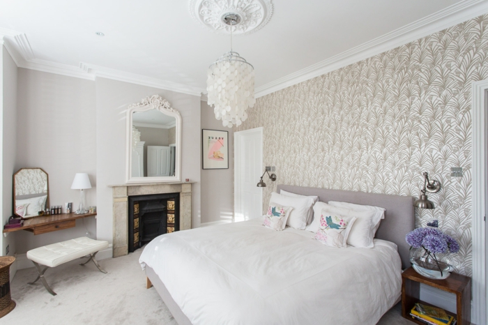 habitaciones de matrimonio, ambiente ebn blanco con papel pintado sofisticado en las paredes, cama en color lila suave, espejos vintage