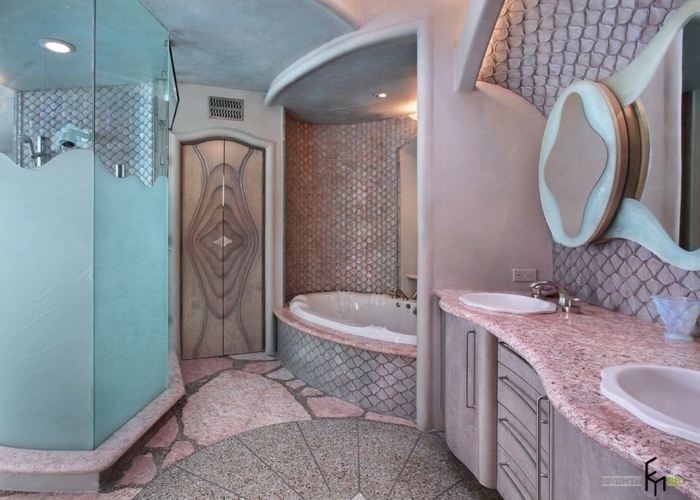baños modernos, baño en estilo ecléctico en el gama del rosado, encimera de mármol, espejo de diseño original 