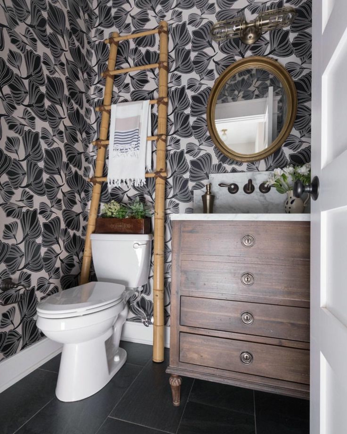 baños modernos, baño ecléctico, papel pintado en blanco y negro, detalles de madera, espejo vintage 