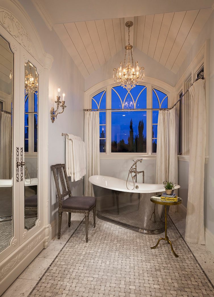 baños modernos, grande baño decorado en blanco con lámpara de araña vintage y bañera moderna con revestimiento de metal 