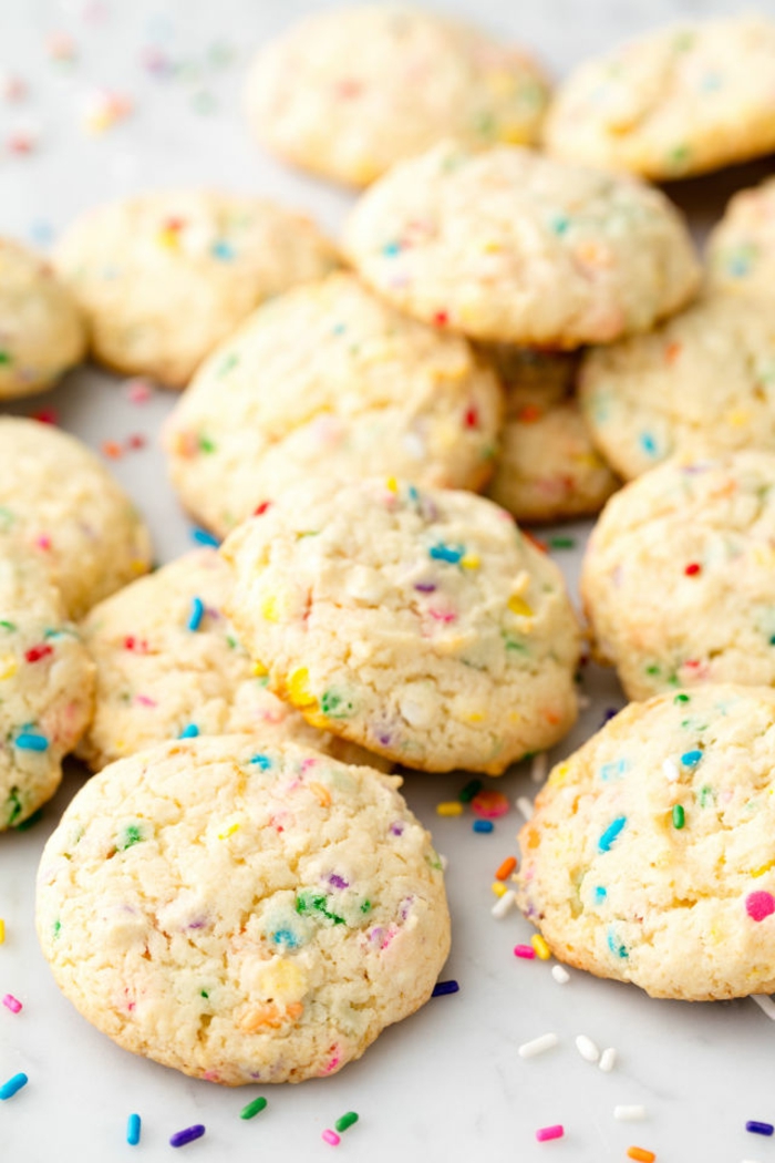 receta galletas mantequilla, galletas de navidad azucaradas con palitos de azucar en diferentes colores