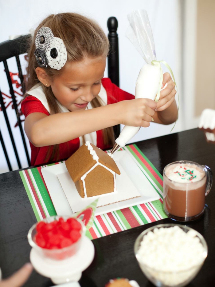 receta galletas mantequilla, manualidades para niños navidad, casa de jengibre, mesa de galletas con canela