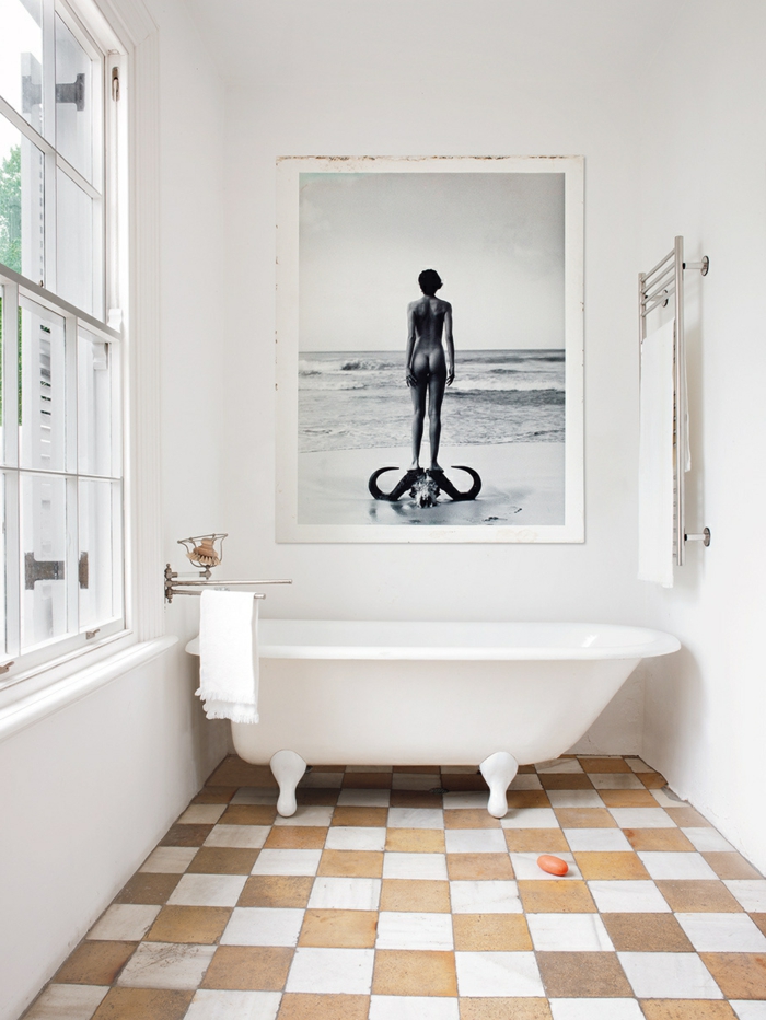baños modernos, baño en estilo bohemio con ventana y bañera con patas garra, decoración con foto en blanco y negro, mujer desduda de espaldas