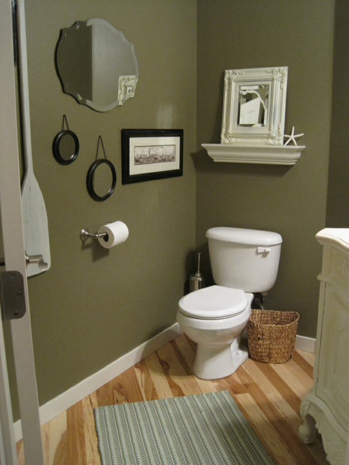 baños modernos, baño pequeño, decoración de pared con espejos y foto de ciudad, suelo de tarima, tapete pequeño
