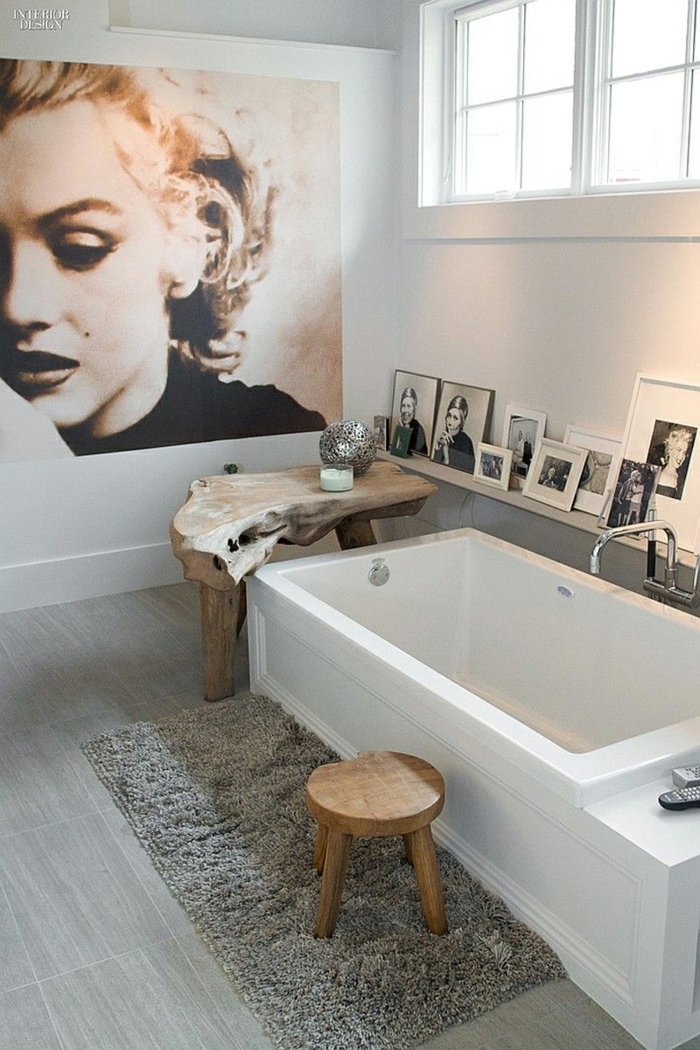 baños modernos, baño grande, bañera rectangular, foto grande en blanco y negro, retrato marilyn monroe, tapete gris