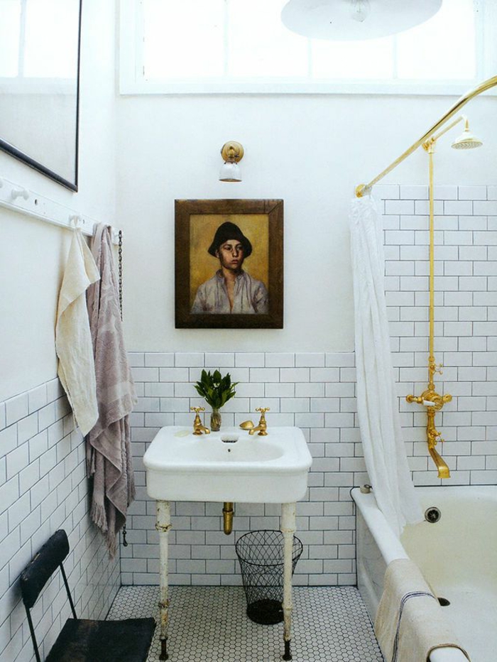 baños modernos, baño pequeño con ladrillo visto, decoración eclectica, retrato de muchacho sobre el lavabo