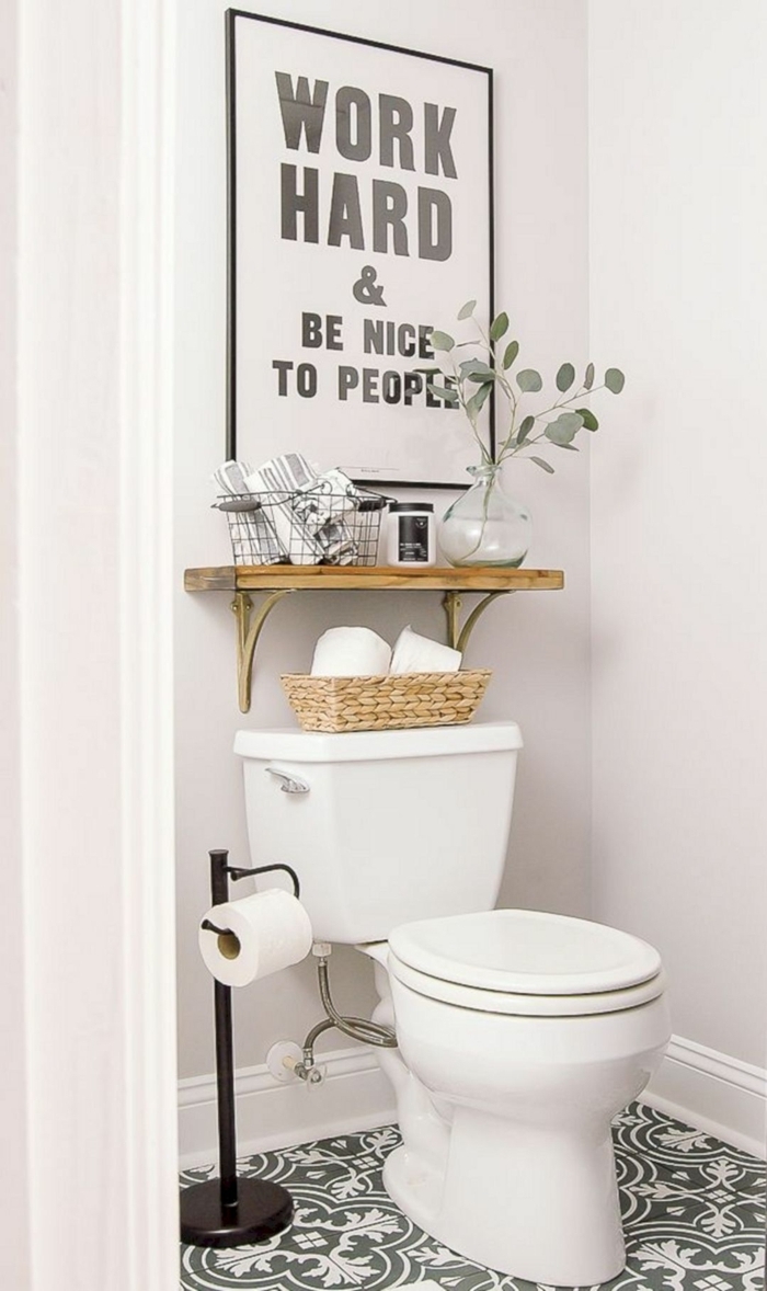 baños modernos, baño pequeño, decoración de pared con póster laminado, frase motivadora, suelo con azulejos