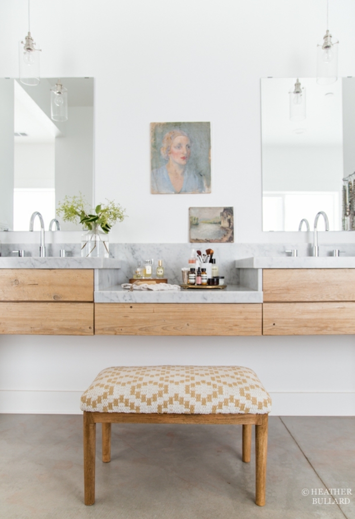 laminas vintage, baño con doble lavabo y tocador con taburete, encimera de marmol, dos espejos, retrato de mujer vintage