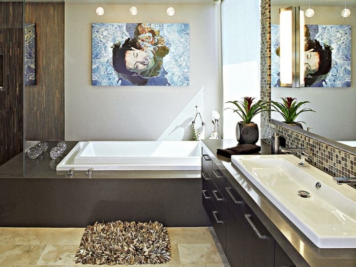 laminas decorativas, baño grande en marrón y blanco, bañera grande, pintura grande con mujer bajo el agua, ventana grande