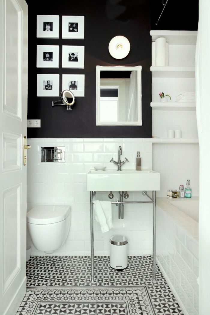 laminas decorativas, baño pequeño moderno, pared con fotos pequeños en blanco y negro enmarcados, ladrillo visto