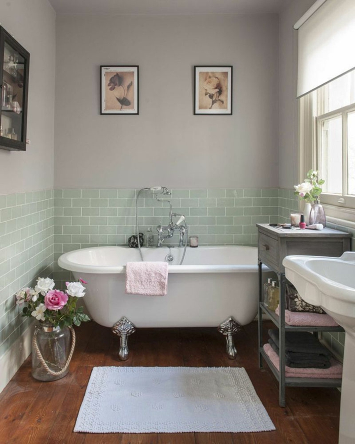 laminas decorativas, baño rústico con ventana y bañera, ladrillo visto, suelo laminado, fotos vintage de rosas en marcos negros