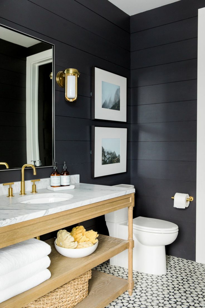 laminas decorativas, baño moderno en blanco y negro, lavabo con encimera de mármol, fotos de color con paisaje montañoso