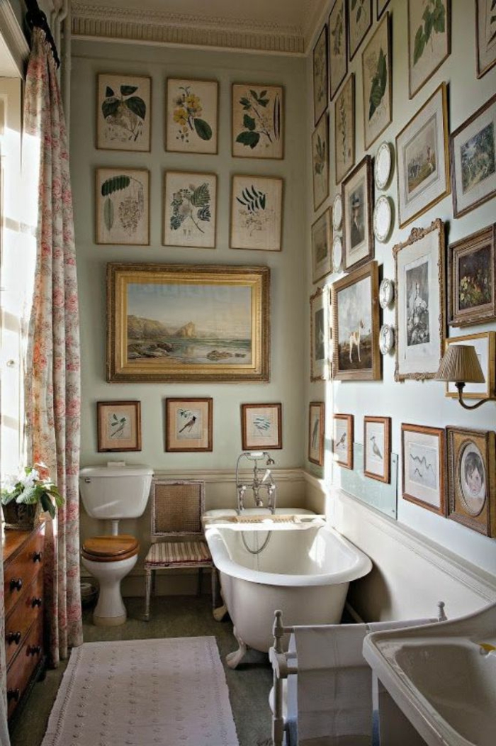 laminas decorativas, baño vintage con techo alto, bañera y sillas, paredes decoradas con cuadros y hojas de plantas laminadas