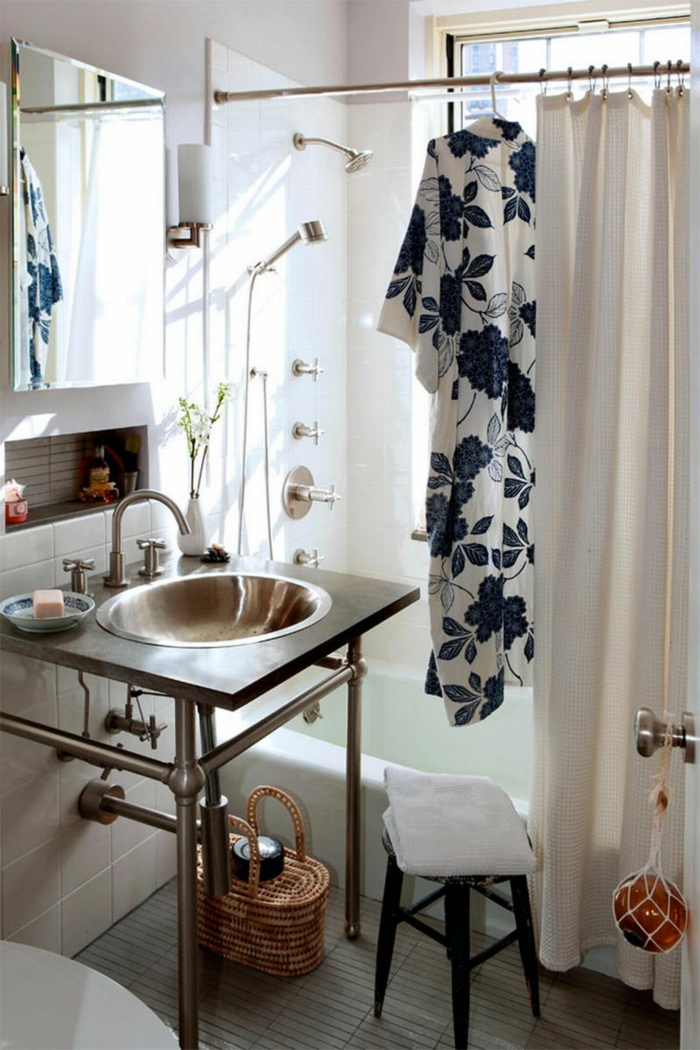 baños pequeños, cuarto de baño en estilo bohemio con decoración en motivos florales, optimización de espacios