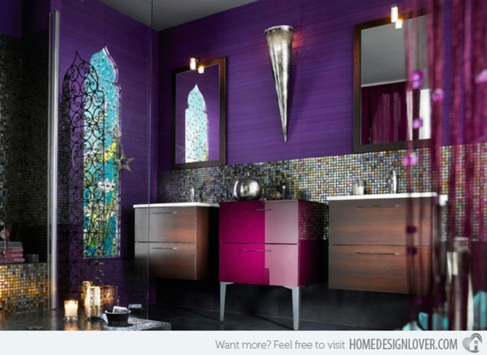 baños pequeños, cuarto atrevido en colores llamativos, paredes en lila saturado, elementos orientales 